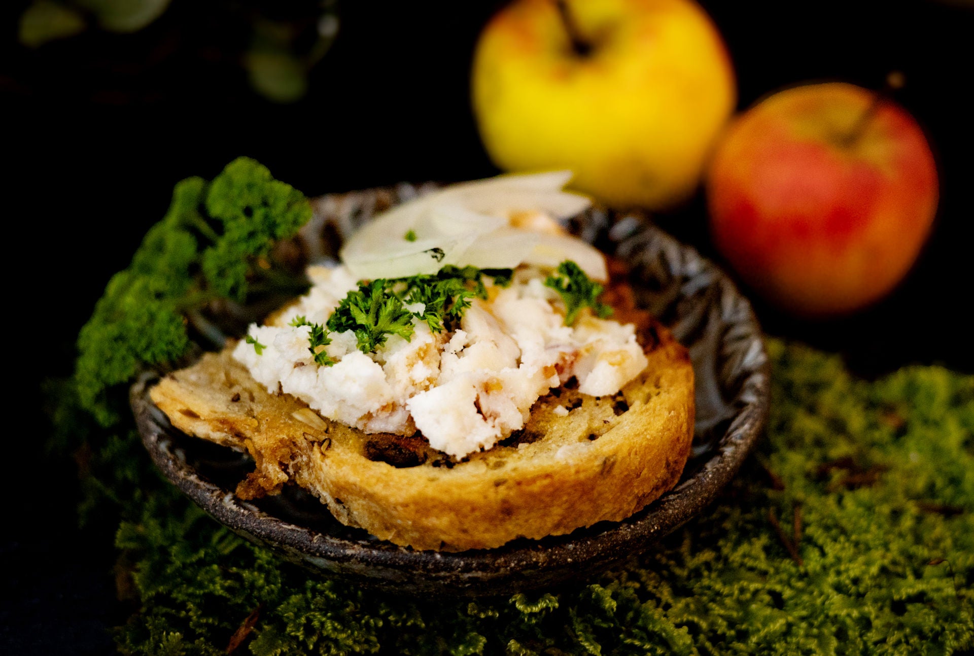 Wildschweinschmalz auf Brotscheibe