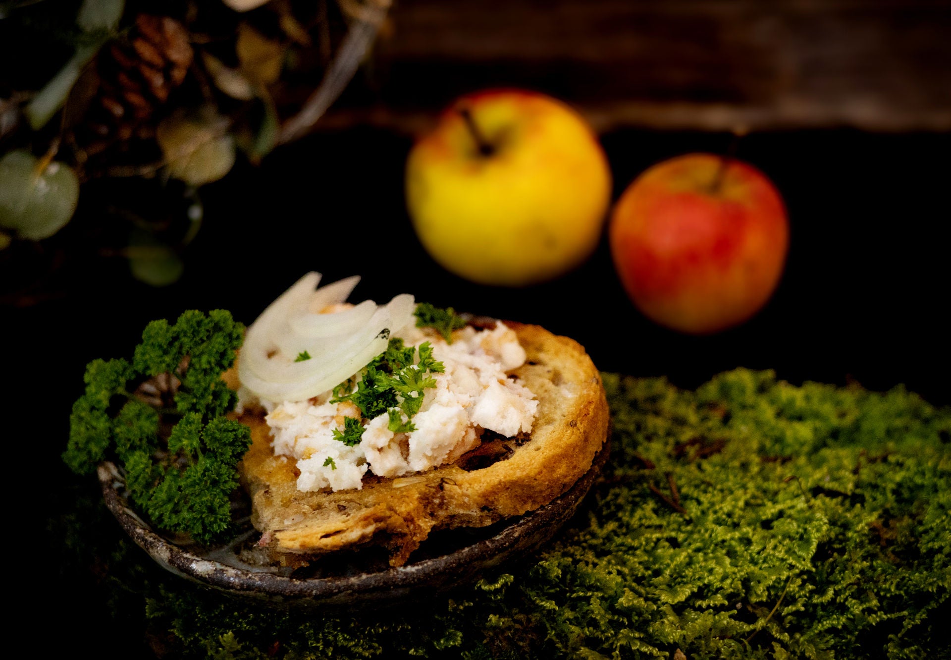 Wildschweinschmalz auf Brotscheibe