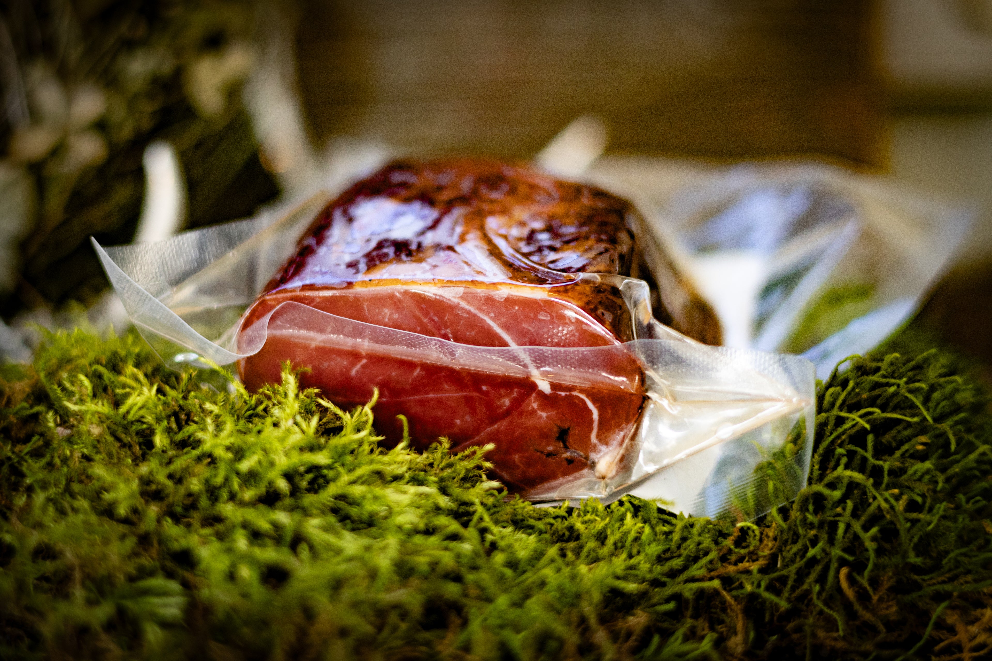 Stück Wildschweinschinken in Vakuumverpackung