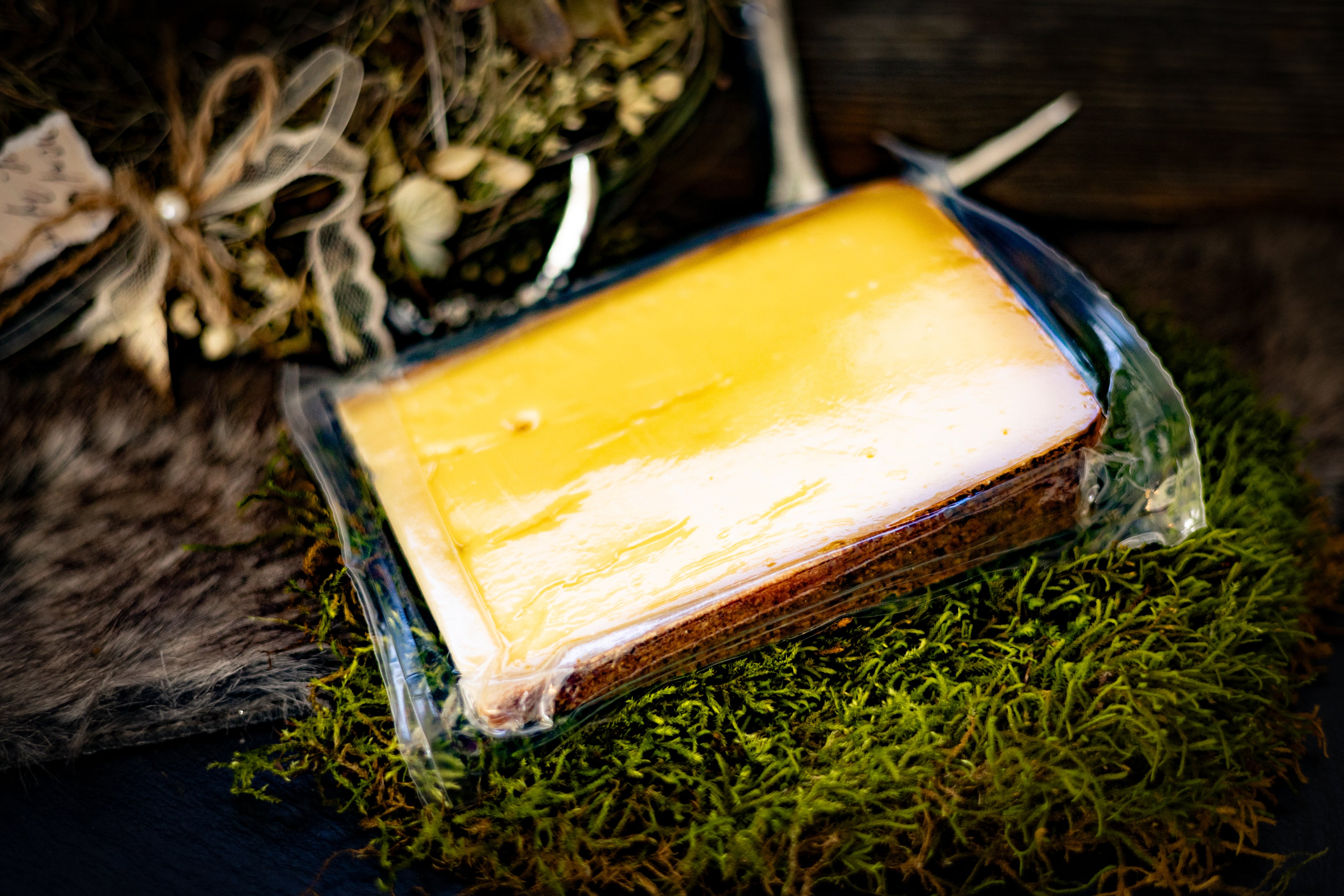 Stück Bergkäse verpackt