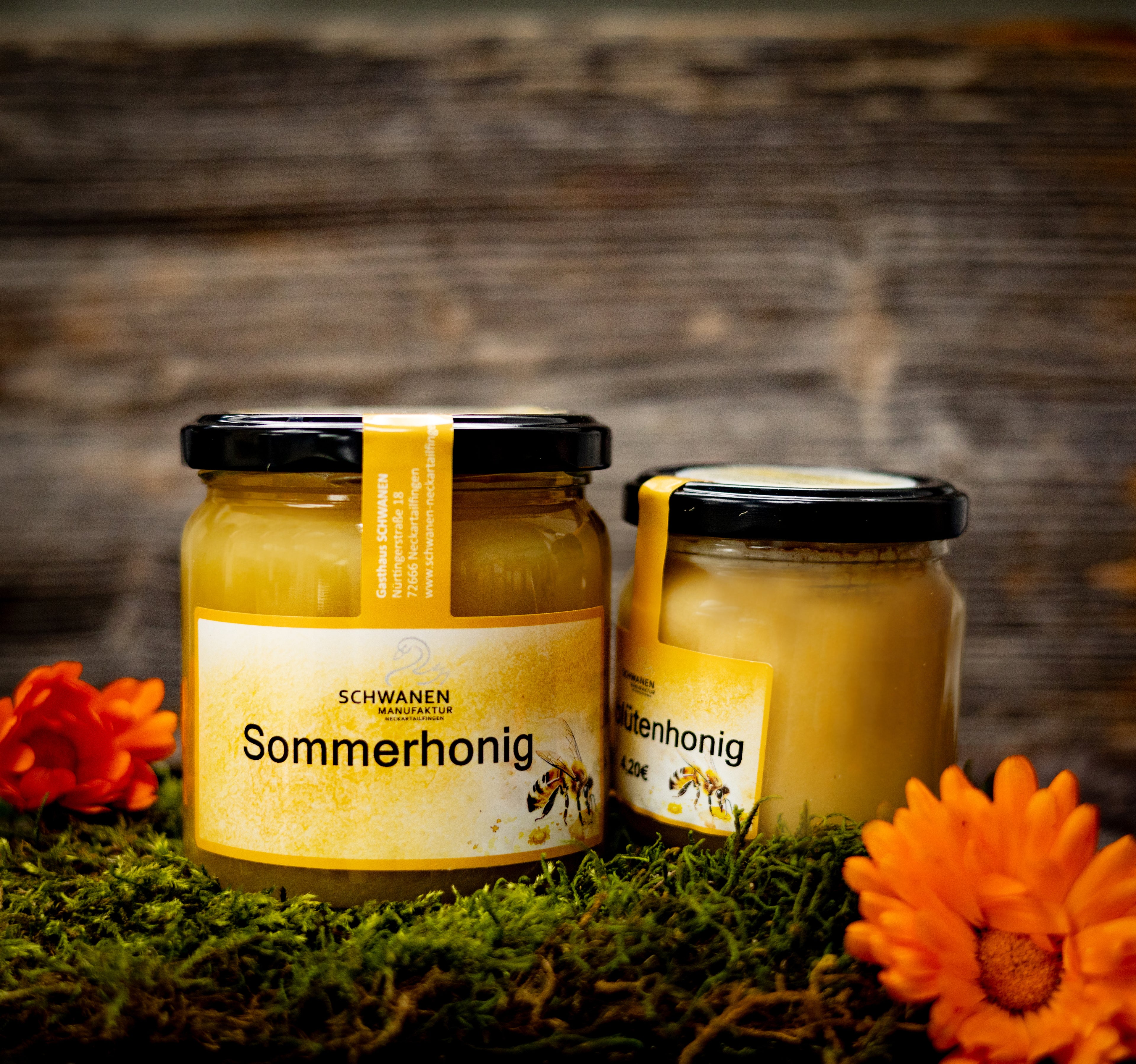 großes und kleines Glas mit Sommerhonig