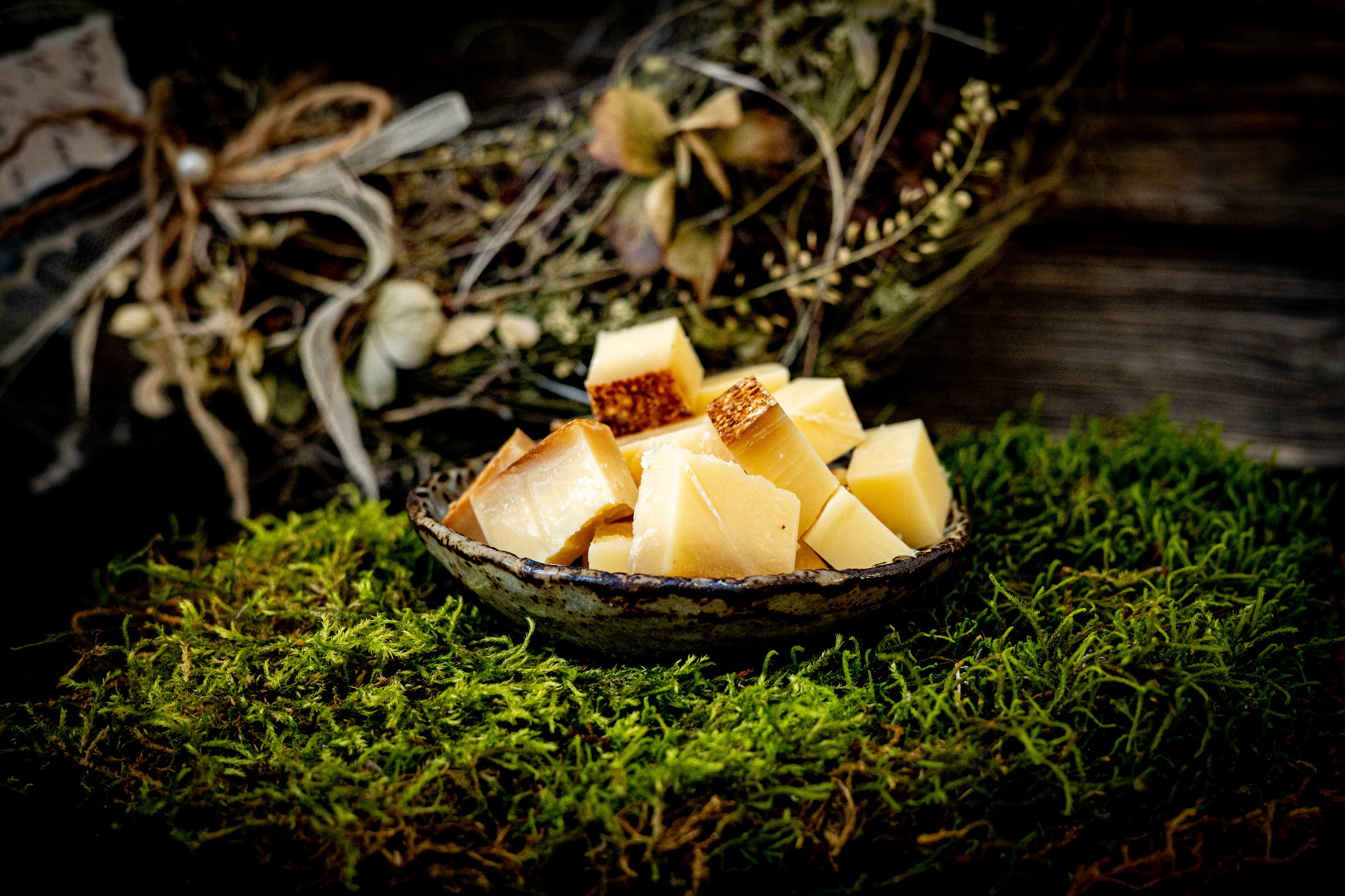 Bergkäse aufgeschnitten auf Teller angerichtet