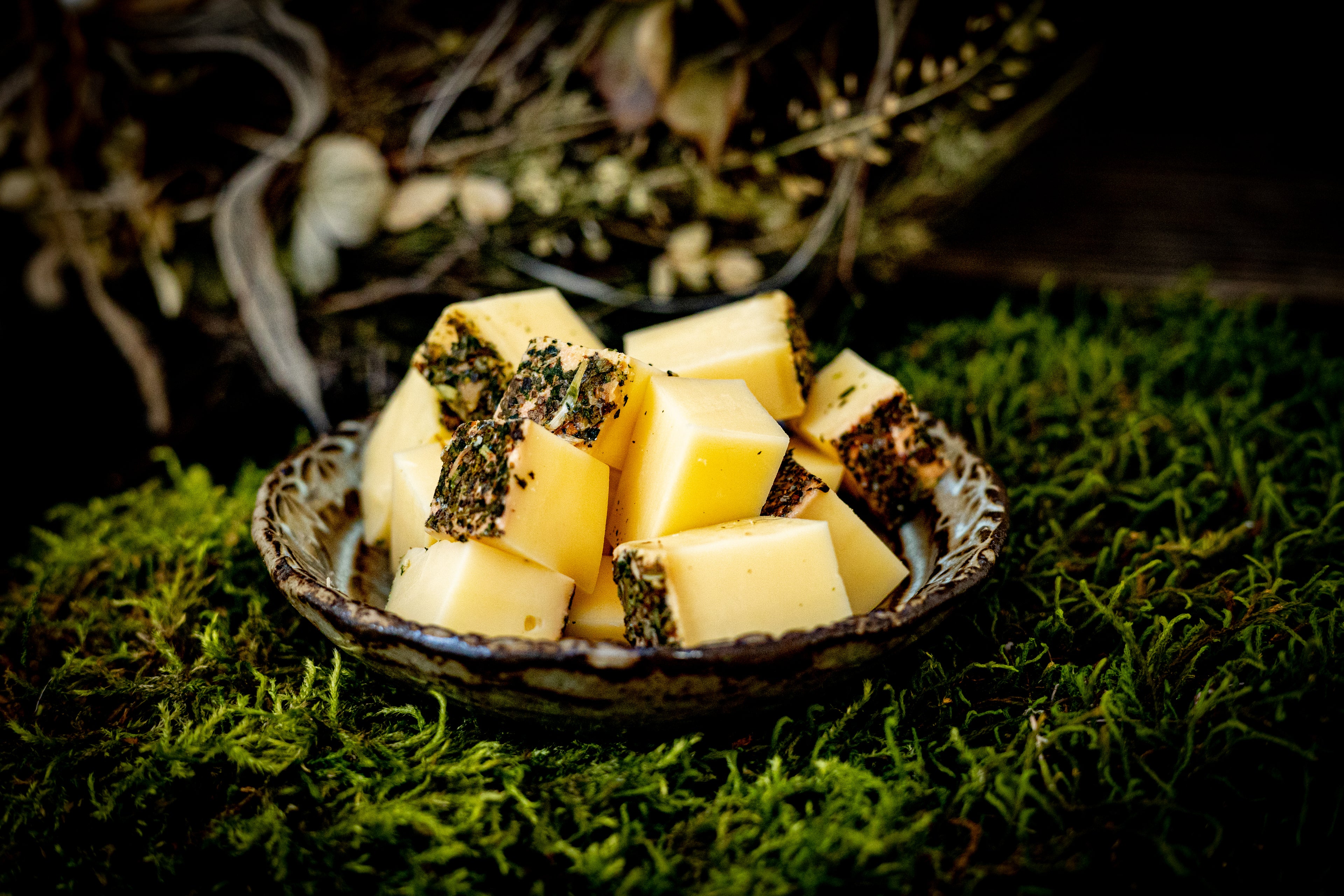 Käse mit Wildblütenrand angerichtet auf Teller