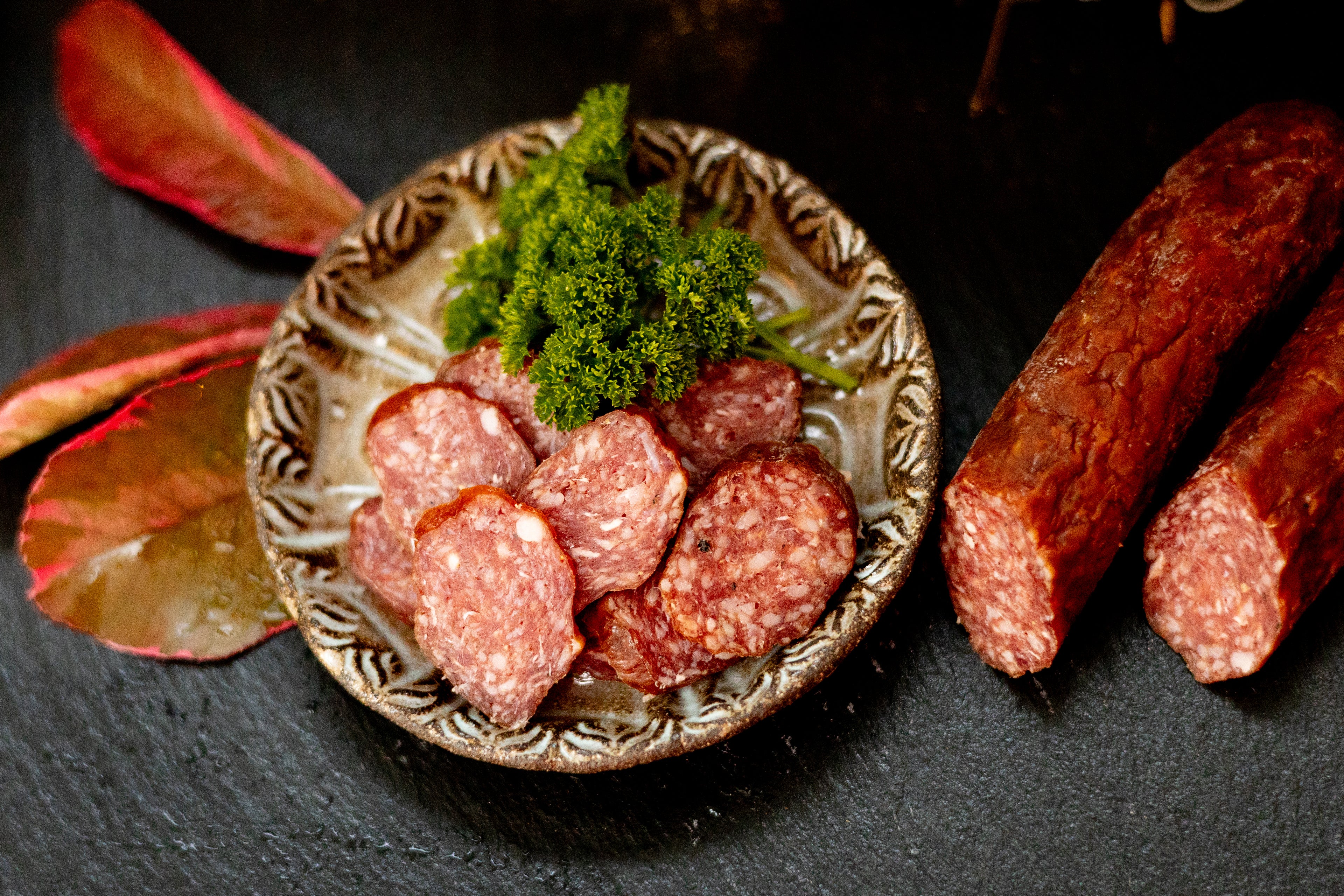 Gamswurzen aufgeschnitten auf Teller angerichtet