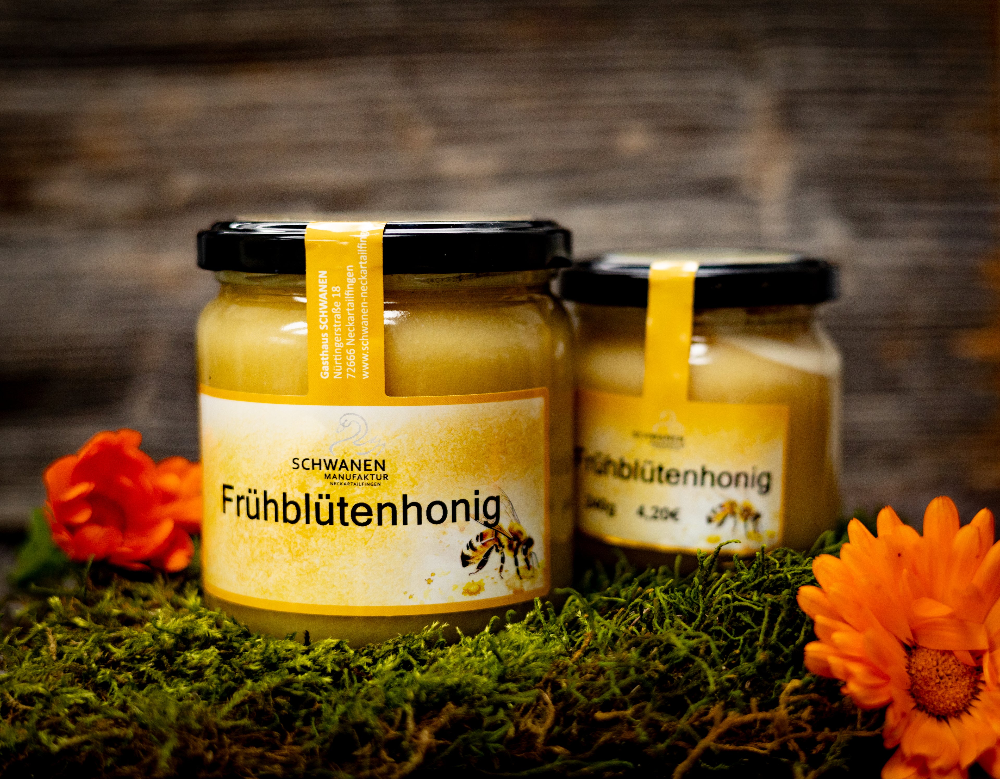 großes und kleines Glas Frühblütenhonig