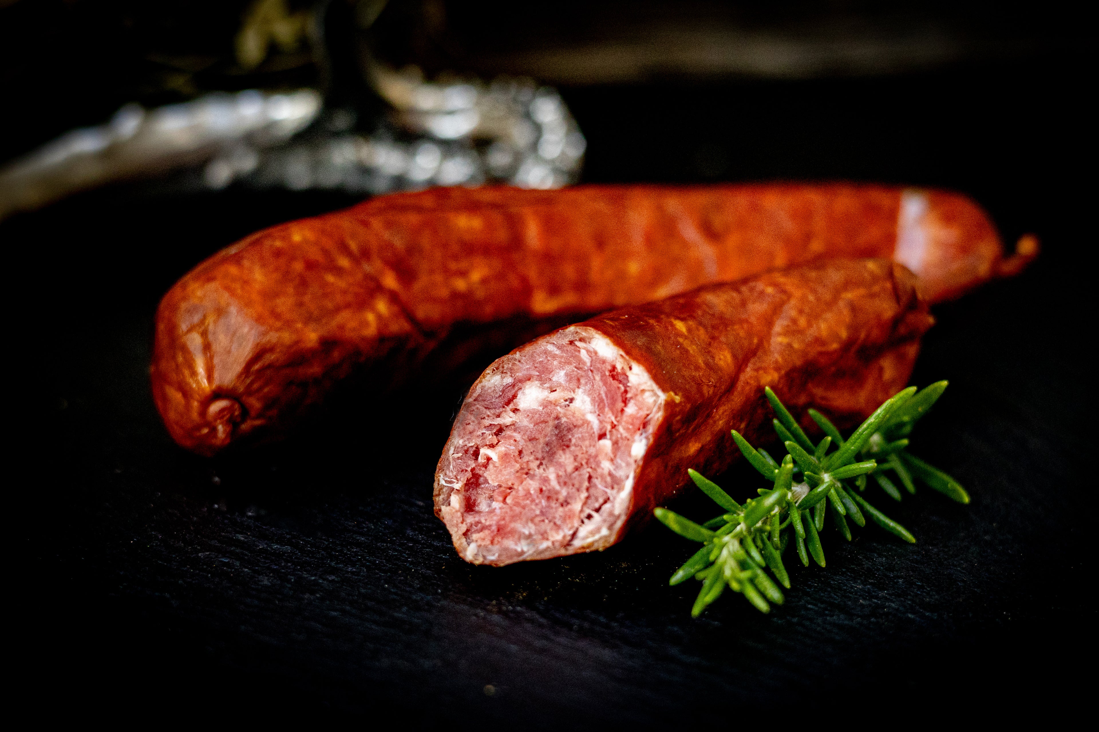 Grobe Wildbratwurst aufgeschnitten