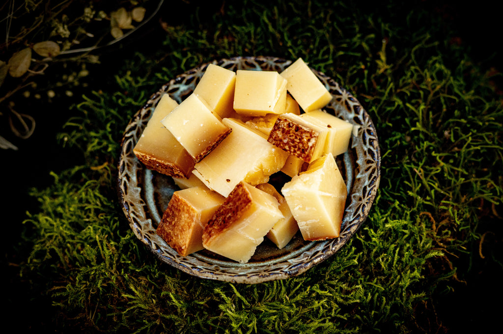 Bergkäse aufgeschnitten auf Teller angerichtet