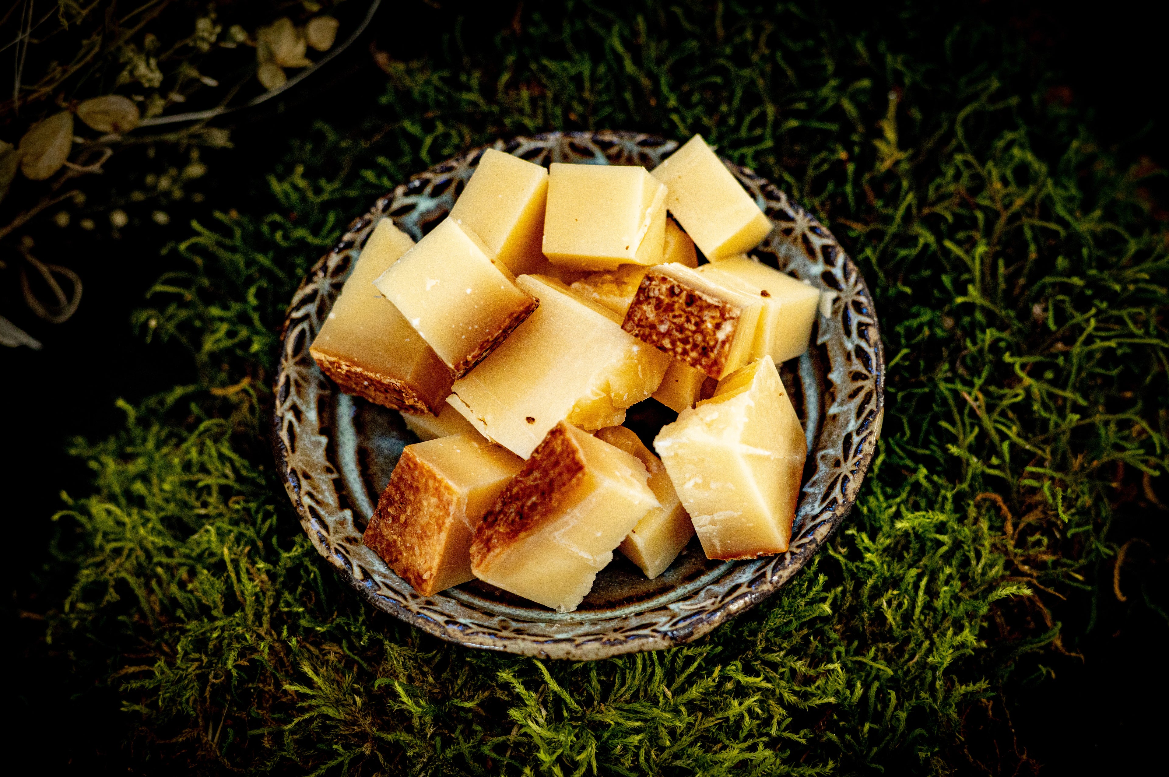 Bergkäse aufgeschnitten auf Teller angerichtet
