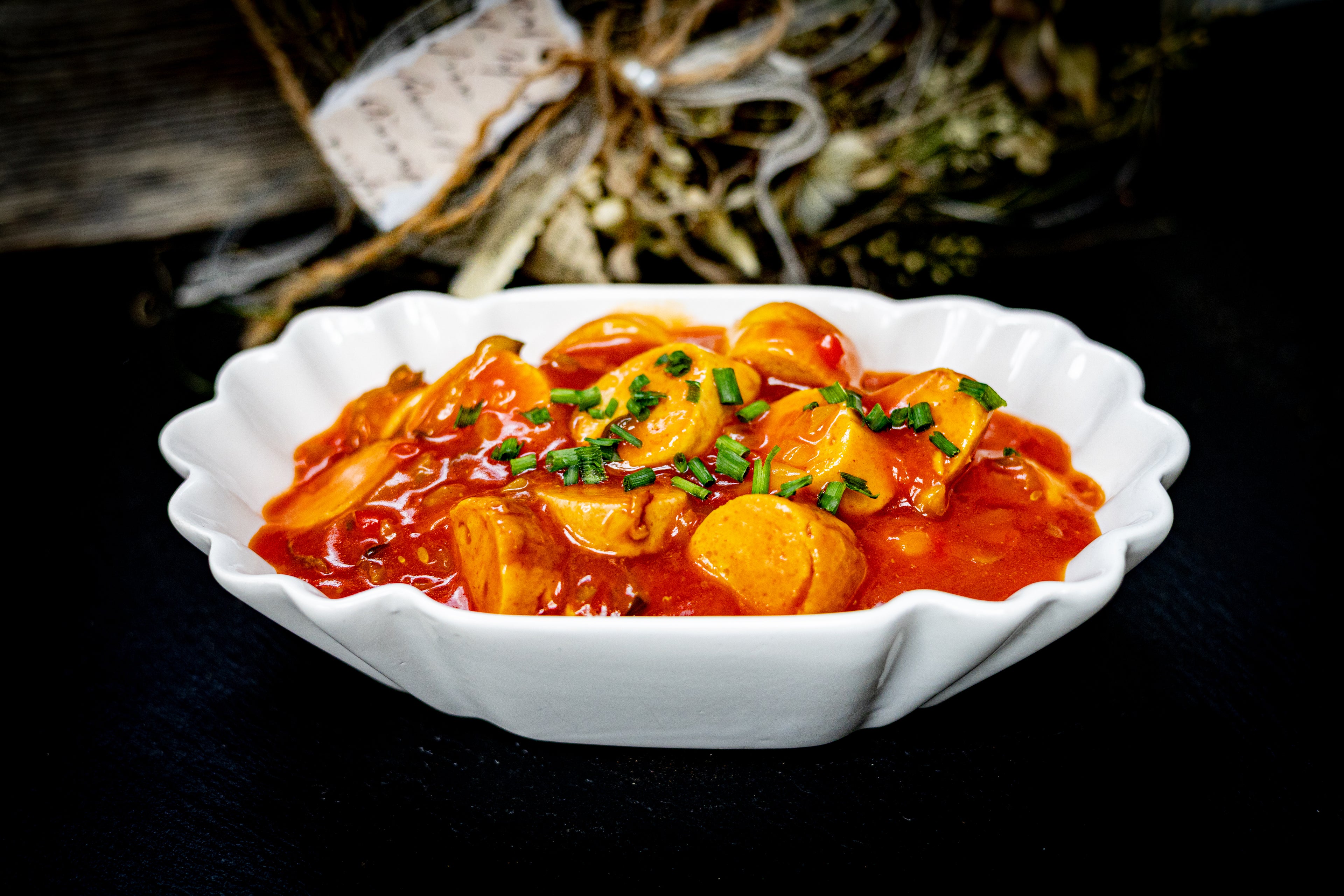 Currywurst im Schälchen angerichtet
