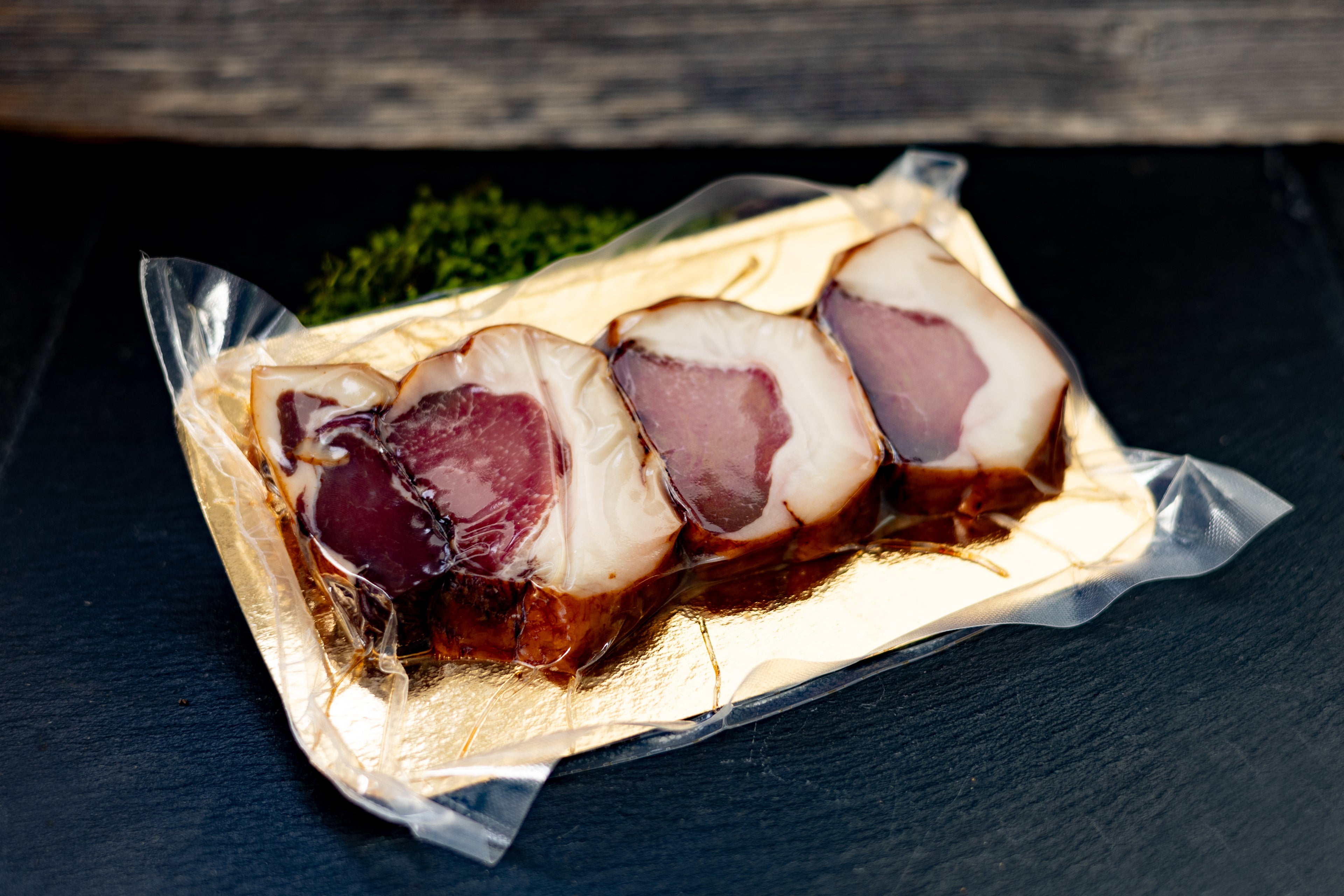 gerauchter Wildschweinrücken in Vakuumverpackung