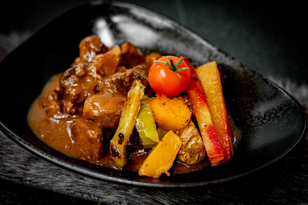 Wildgulasch angerichtet mit Gemüse