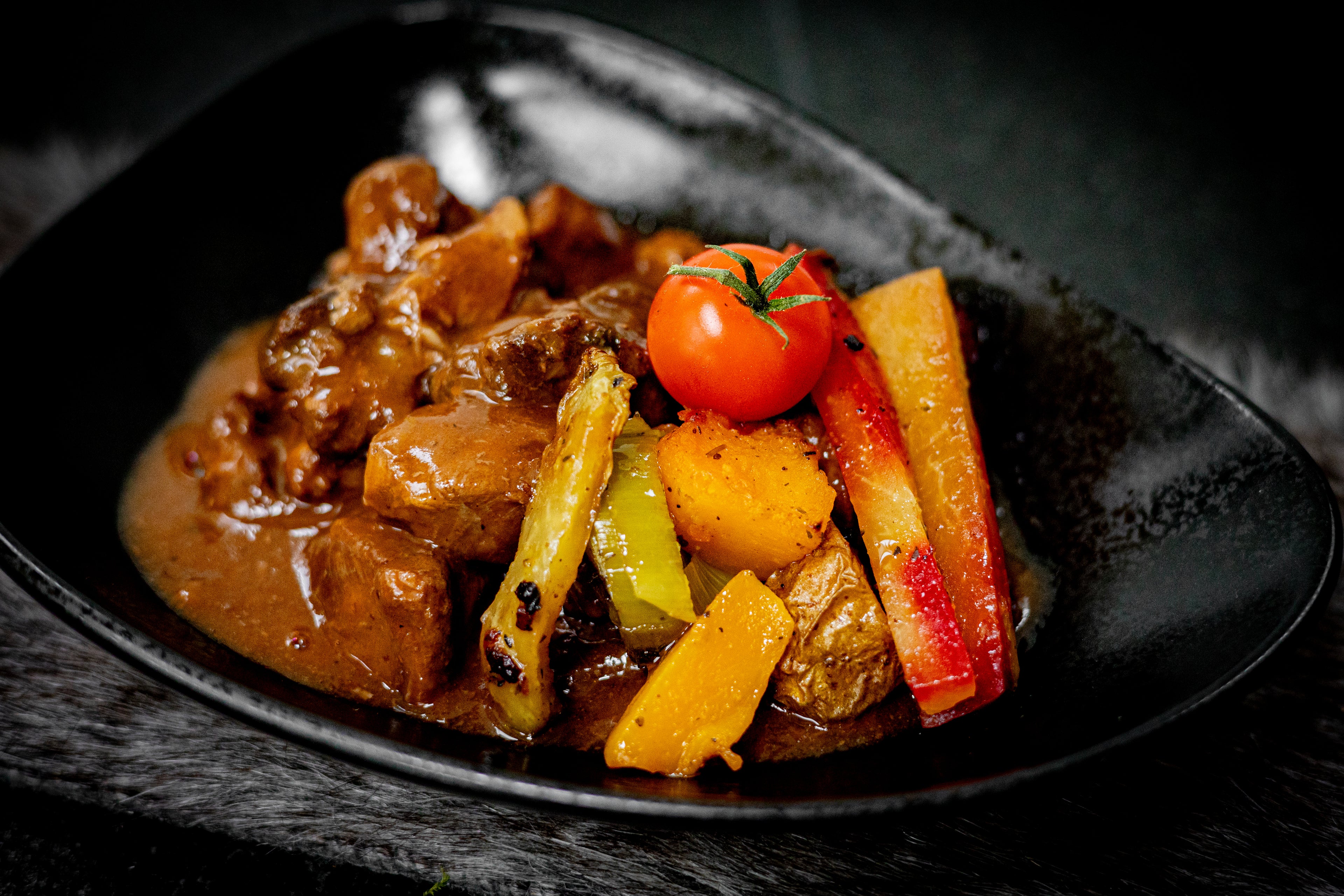 Wildgulasch angerichtet mit Gemüse